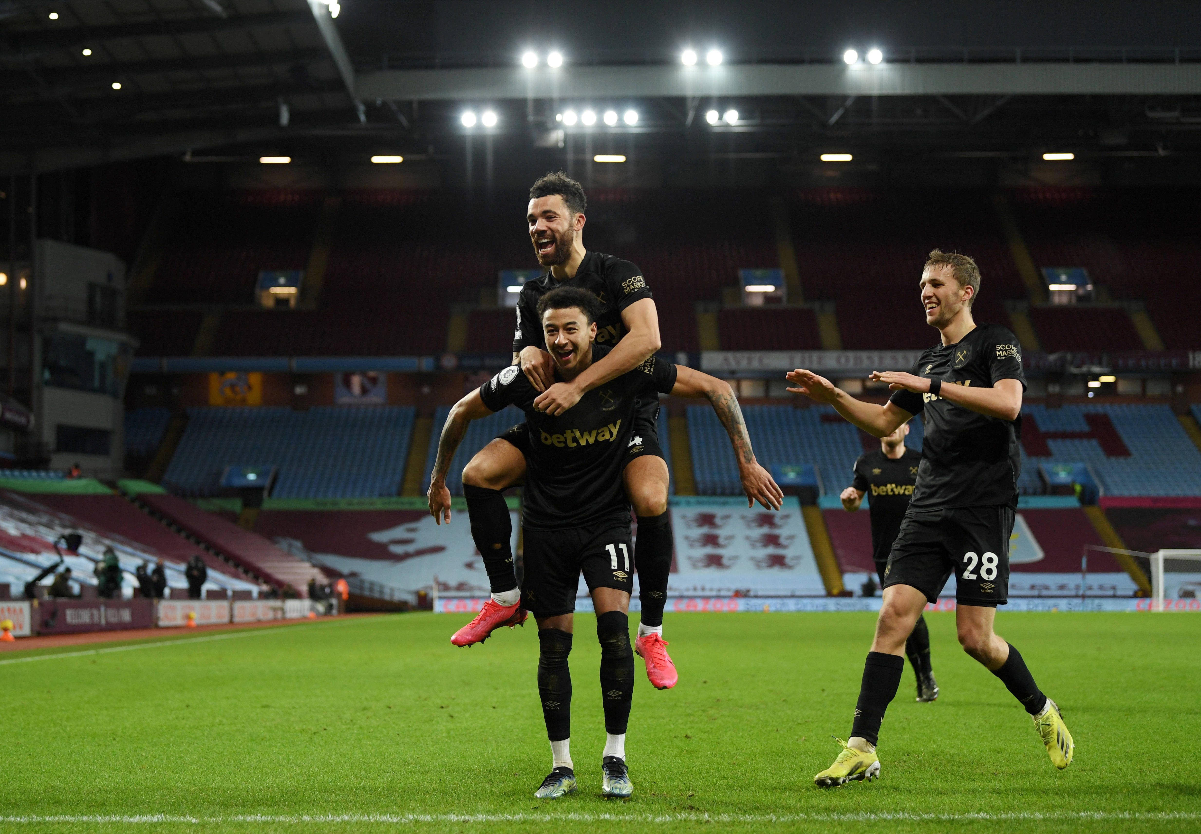 二象性，海港去年进96球刷中超纪录，今年丢44球刷冠军队纪录