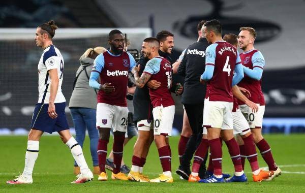 曼联英超15轮4-1胜狼队，近3轮不败，B费2射1传，助球队冲至第六，有望重返欧冠区。