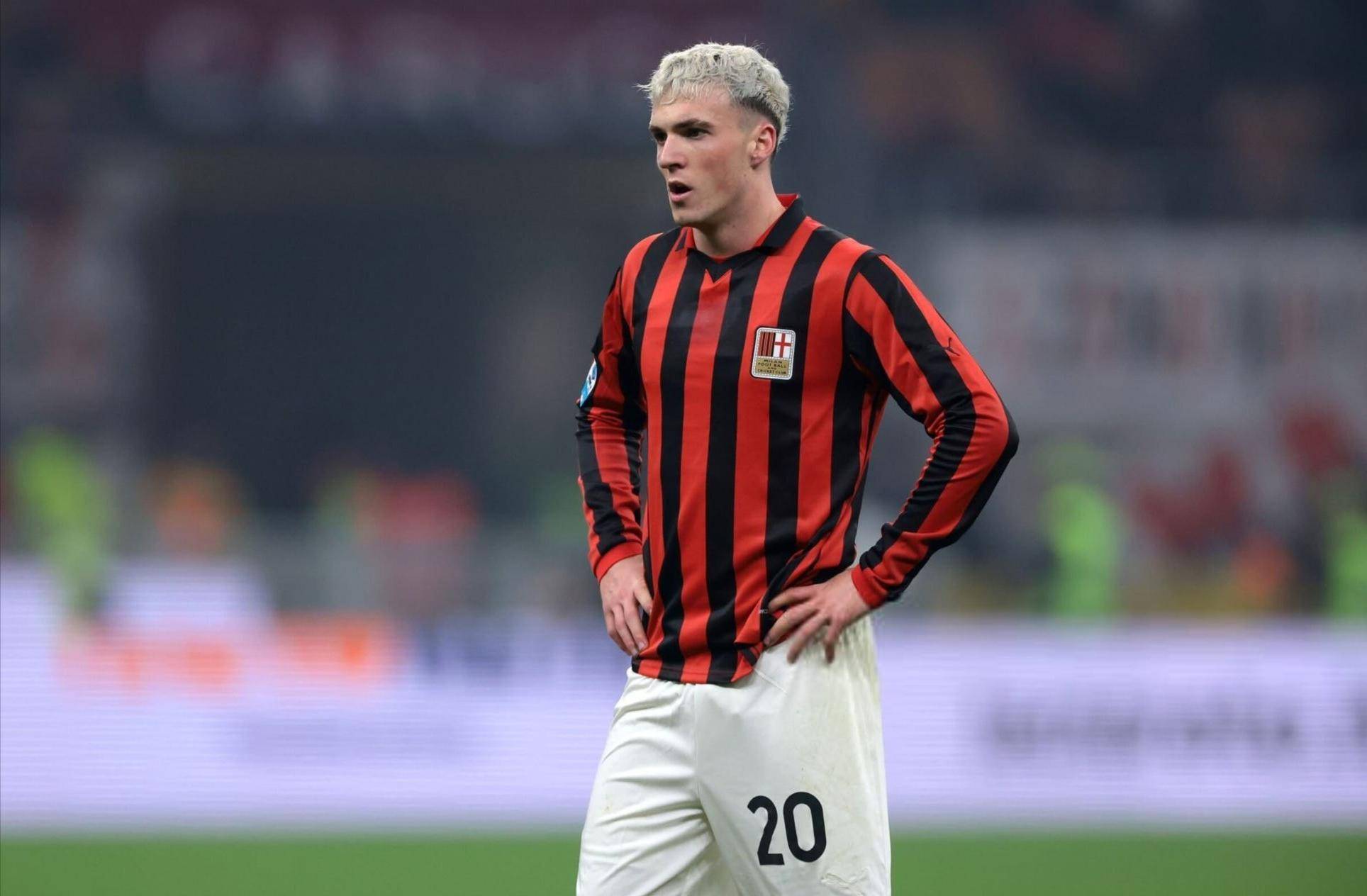 足球国足球员获赞：比赛态度专业（国足队员获赞：以专业态度投入比赛）