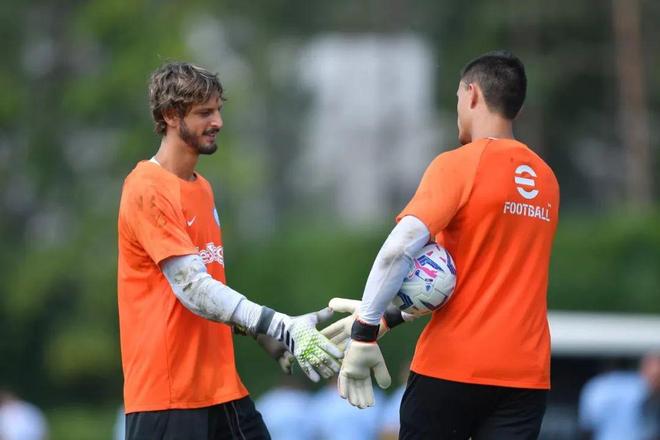 西足协前主席鲁比亚莱斯在发布会被扔鸡蛋，试图回击但被拦住（西班牙足协前主席鲁比亚莱斯发布会上遭扔鸡蛋，欲反击被阻止）