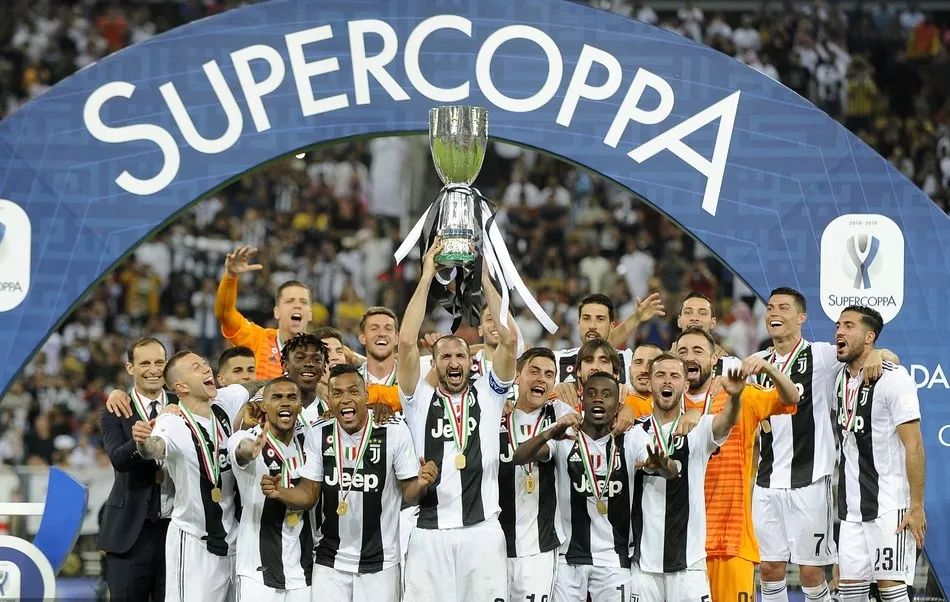 国籍争议真相大白1年，22岁谷爱凌重回最高领奖台，全红婵说对了（真相水落石出已一年，22岁谷爱凌再登冠军之巅，全红婵预言成真）