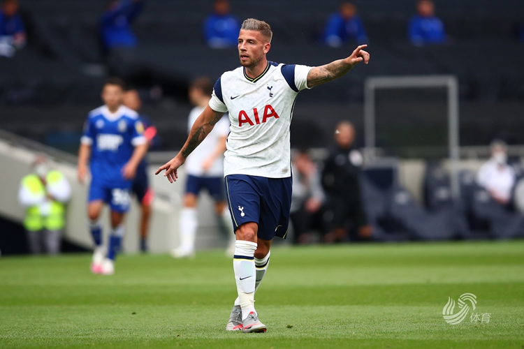 曼联2弃将左右意甲冠军，4500万前锋梅开二度，那不勒斯5连胜登顶（曼联两旧将影响意甲争冠格局，4500万锋霸梅开二度，那不勒斯豪取五连胜登顶榜首）