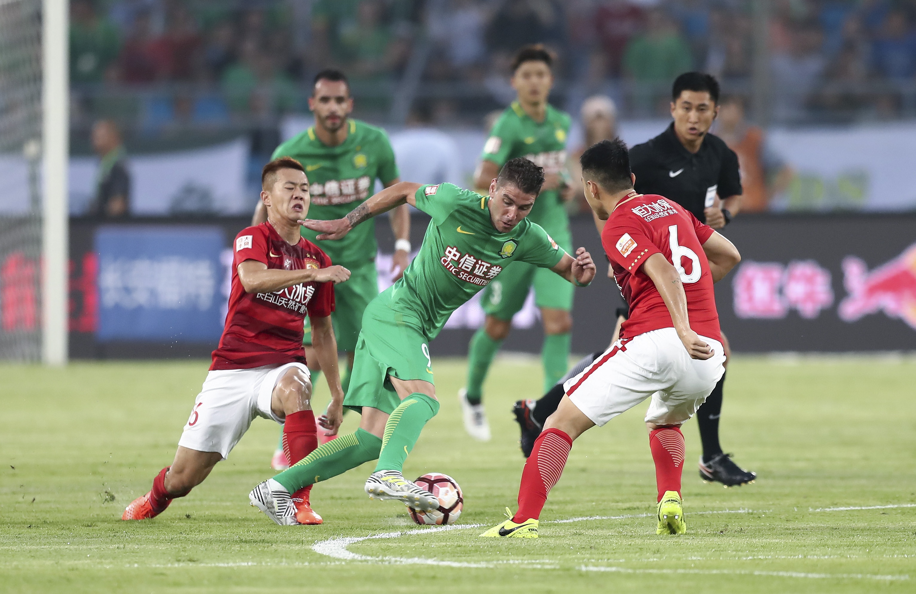 荷兰足协及所有荷兰俱乐部发布声明：呼吁对闹事球迷提起诉讼（荷兰足协与各俱乐部发联合声明：呼吁依法起诉闹事球迷）